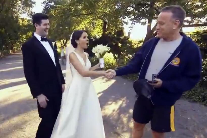 VIDEO - Actorul Tom Hanks, apariţie-surpriză la o şedinţă foto de nuntă din Central Park
