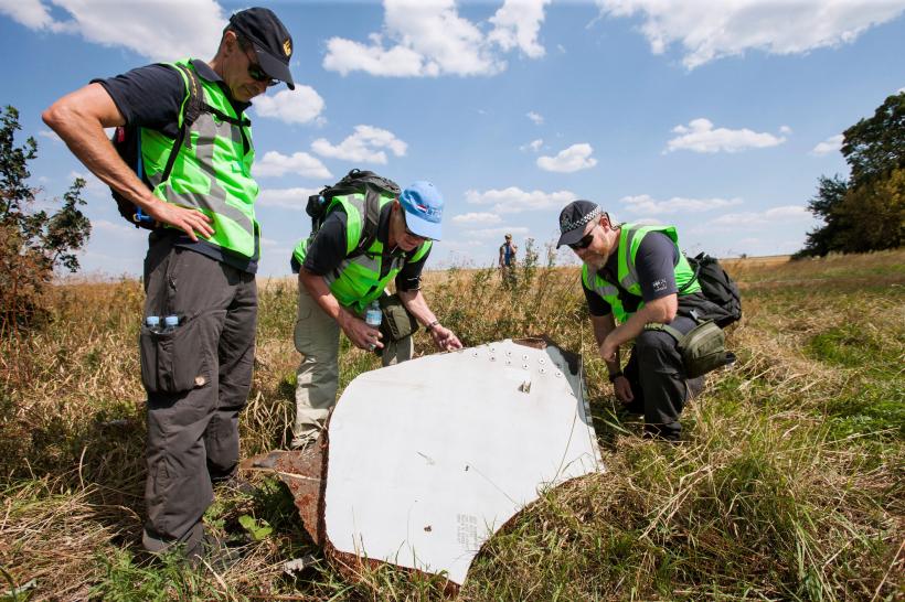 Zborul MH17: Investigaţia condusă de Olanda confirmă că avionul a fost doborât de o rachetă adusă din Rusia