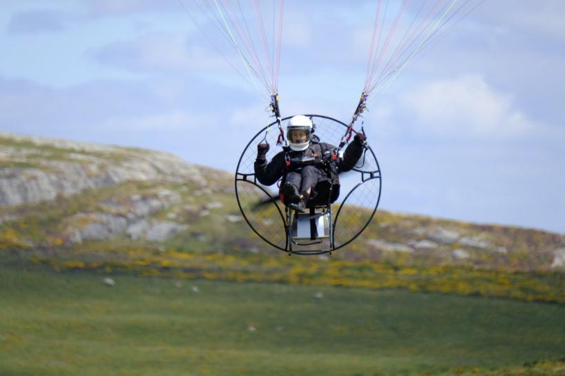 O femeie zboară cu lebedele peste 7.000 de kilometri, din Rusia arctică până în Marea Britanie 