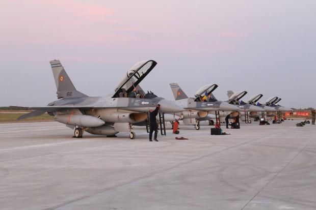 6 avioane F-16 Flight Falcon au ajuns în România