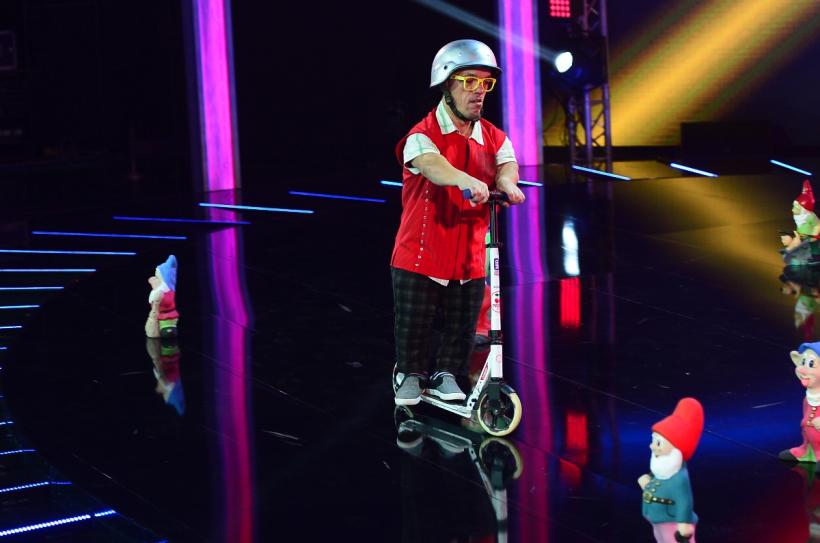 După ce se sărută pe gură cu un actor francez, Mihai Bendeac se gândeşte să se-nsoare cu o frumoasă concurentă din emisiunea iUmor 18551278