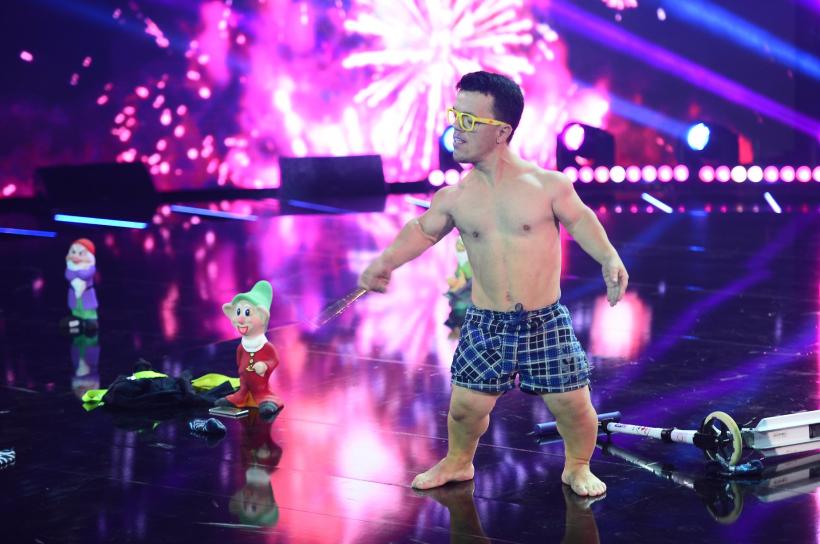 După ce se sărută pe gură cu un actor francez, Mihai Bendeac se gândeşte să se-nsoare cu o frumoasă concurentă din emisiunea iUmor 18551280