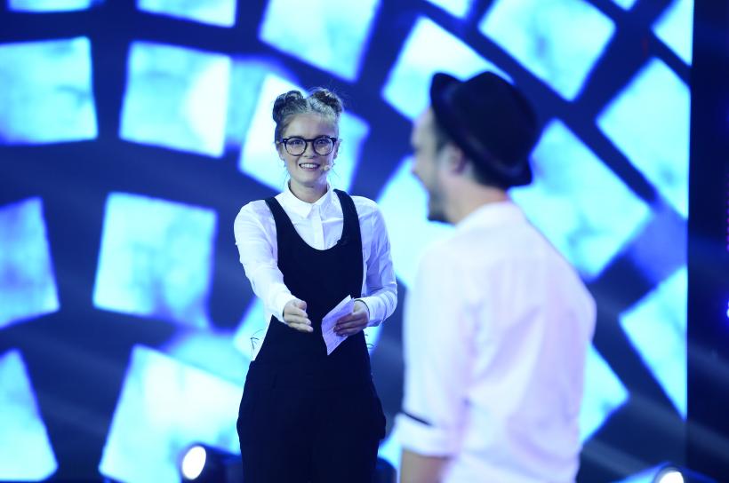 După ce se sărută pe gură cu un actor francez, Mihai Bendeac se gândeşte să se-nsoare cu o frumoasă concurentă din emisiunea iUmor 18551282