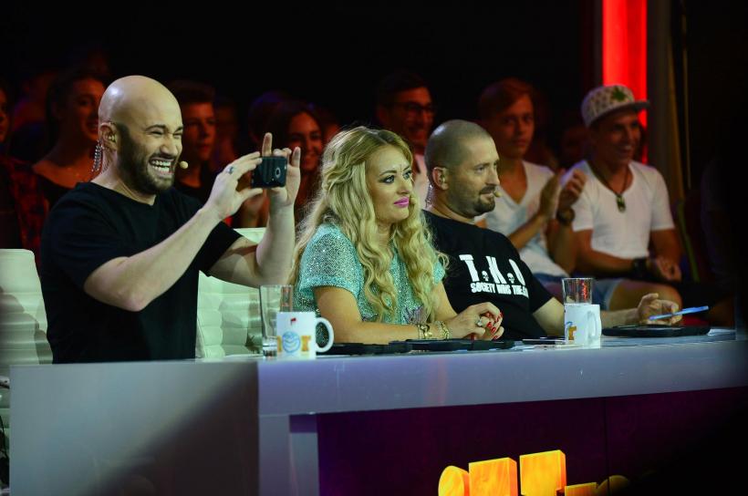 După ce se sărută pe gură cu un actor francez, Mihai Bendeac se gândeşte să se-nsoare cu o frumoasă concurentă din emisiunea iUmor 18551287