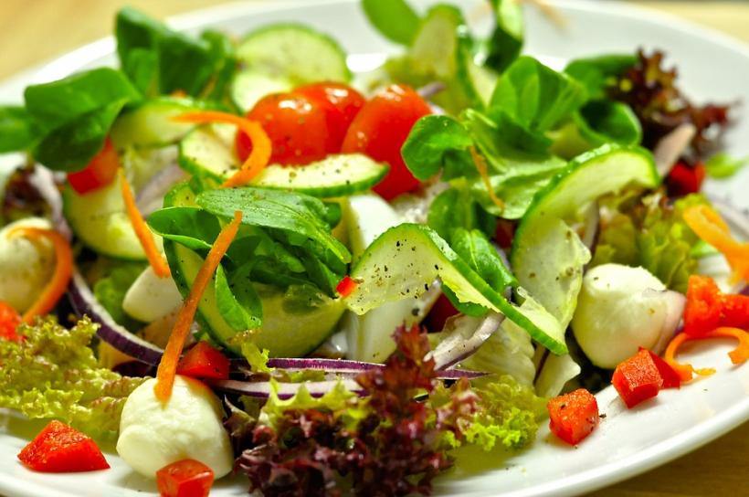 Şi salata poate deveni o bombă calorică dacă folosiţi anumite ingrediente
