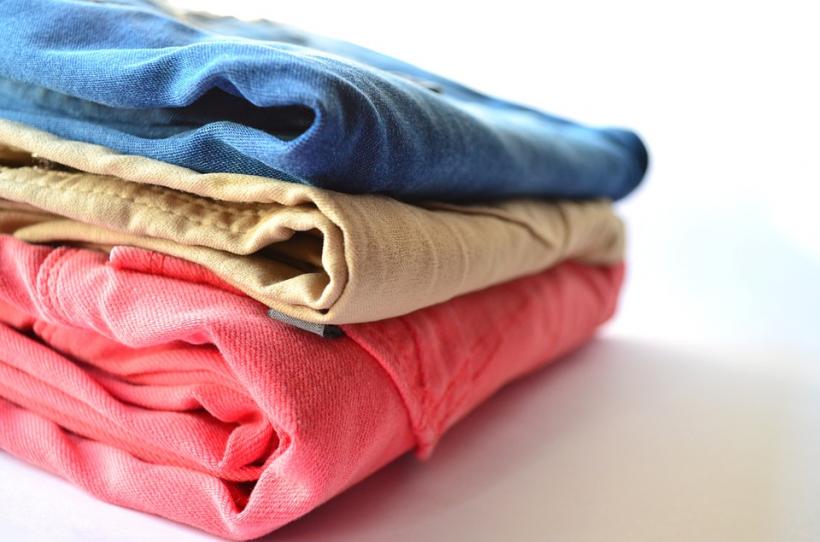 Trei metode simple pentru a scoate petele de pe haine