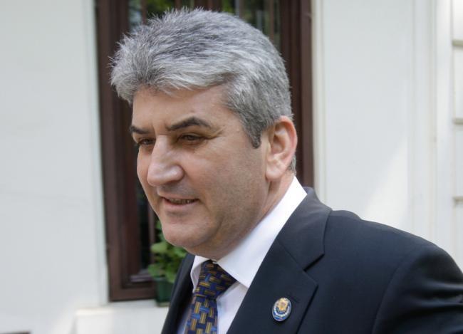 Ministrul Apărării Naţionale, Mihnea Motoc, îi verifică gradele lui Gabriel Oprea