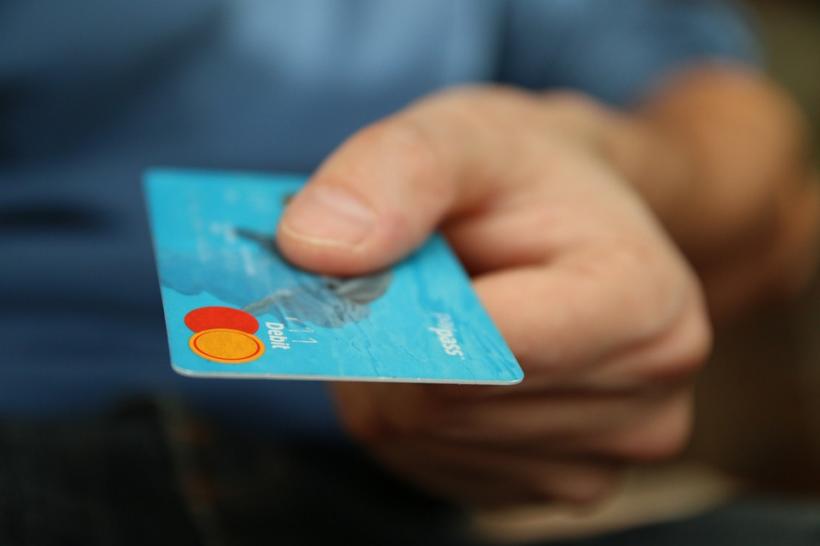 Vânzătorul unui magazin, prins că utiliza ilegal datele de pe cardurile clienţilor