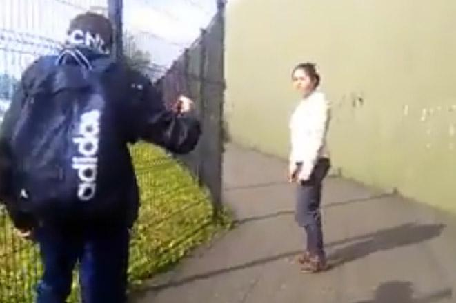 VIDEO - O româncă a fost agresată de 3 adolescenţi în Irlanda de Nord. Poliţia a deschis dosar penal pentru hărţuire şi ură rasială