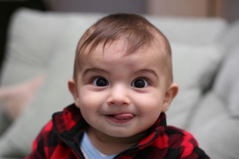 ABRAHIM - primul copil născut cu ADN-ul a trei părinţi are cinci luni și se simte perfect