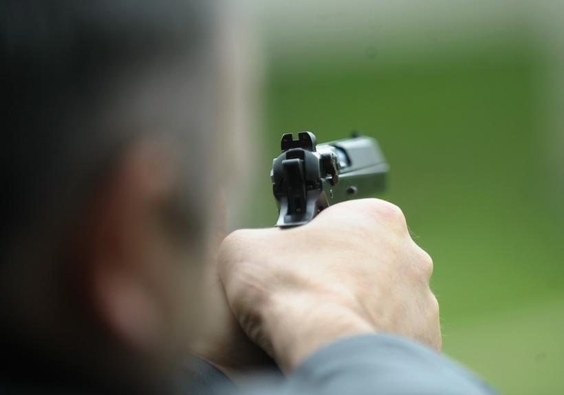 Bărbat oprit cu focuri de armă în Bucureşti (surse) 