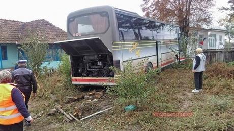VASLUI - Un autocar cu 52 de persoane a intrat într-un cap de pod și a ricoșat în curtea unei case