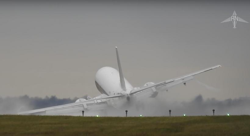 VIDEO Un avion cu pasageri este luat de vânt pe aeroportul din Praga