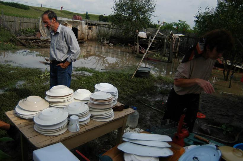 Buzău: Viiturile au lăsat fără apă potabilă 400 de familii din Mânzăleşti 