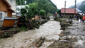 Zeci de case inundate în comuna Pechea, judeţul Galaţi; DJ 251 e blocat