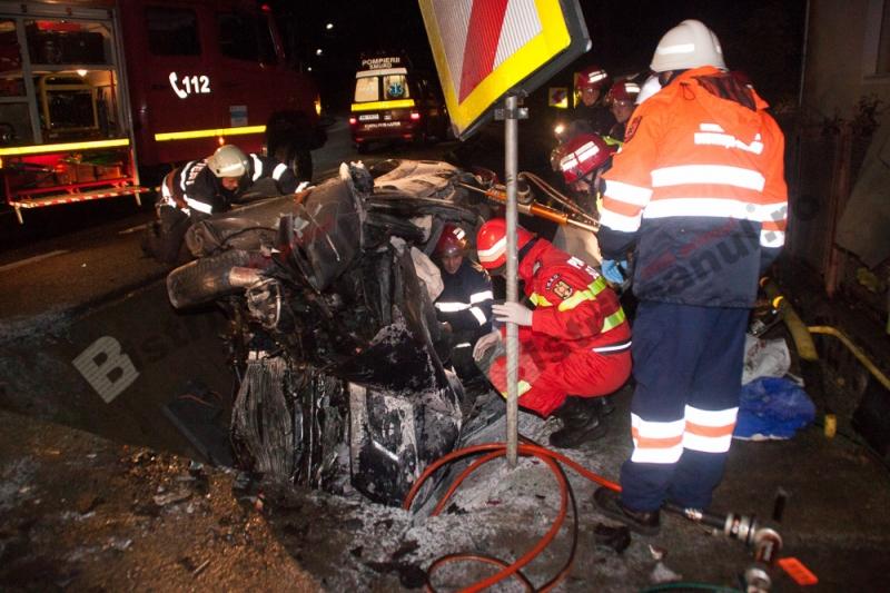 Accident grav în Bistrița: Un bărbat a murit după ce a intrat cu autoturismul într-un cap de pod