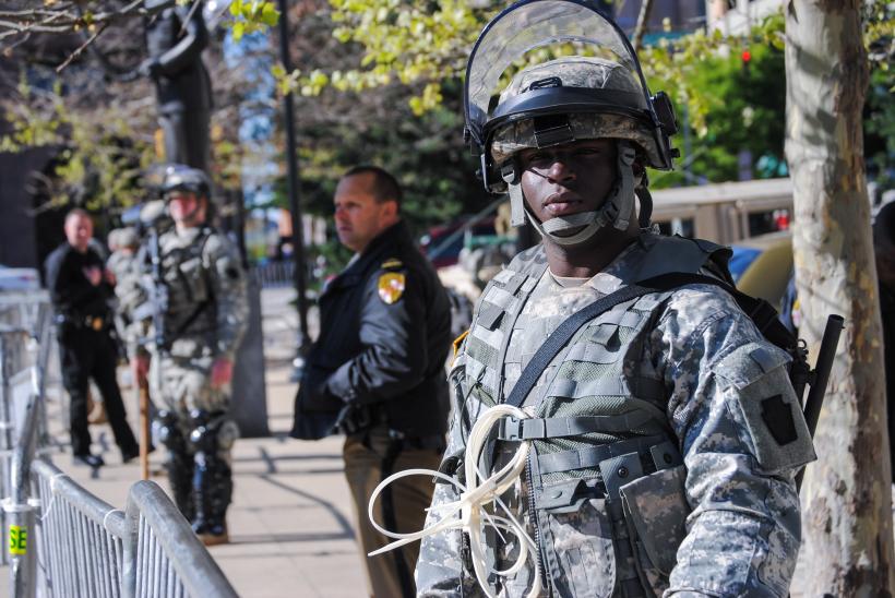 SUA - Raid al poliției și Gărzii Naționale pentru un singur fir de canabis care creștea în curtea unei bătrâne