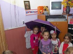 Copiii dintr-o grădiniță suceveană riscă să se electrocuteze din cauza ploii care se prelinge pe pereți
