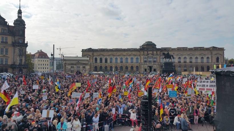 Mii de susţinători ai organizaţiei antimigranţi Pegida participă la un marş în Dresda 