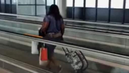 Un VIDEO în care o turistă merge în contrasensul benzii rulante a ajuns viral