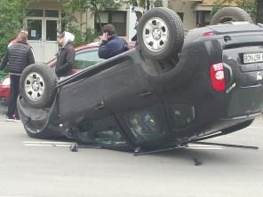 Accident spectaculos în Drumul Taberei! Un şofer s-a răsturnat cu maşina, în timp ce vorbea la telefon