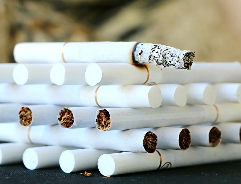 Deputaţii au adoptat legea care interzice fabricarea şi comercializarea ţigărilor cu arome