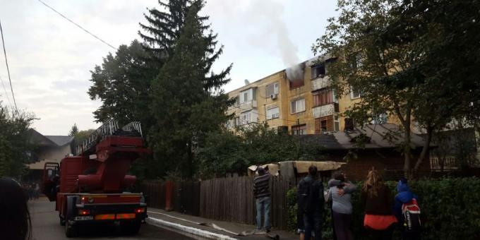 Prahova: Incendiu violent într-un apartament de la ultimul etaj al unui bloc din Ploieşti