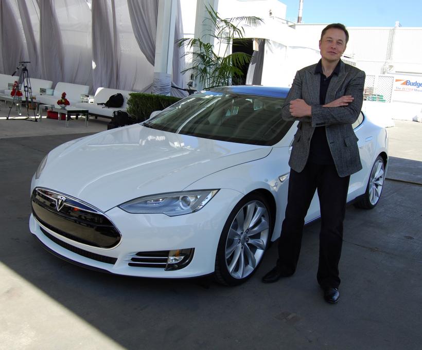 Toate maşinile Tesla vor fi dotate cu sisteme de pilotare autonomă, promite Elon Musk 