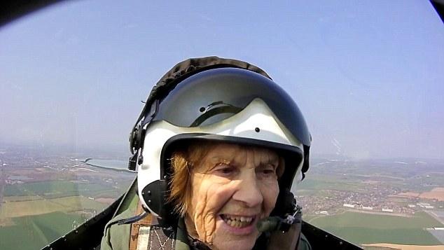 VIDEO - La 92 de ani, un pilot femeie, veteran din cel de-Al Doilea Război Mondial, a pilotat din nou, după 70 de ani