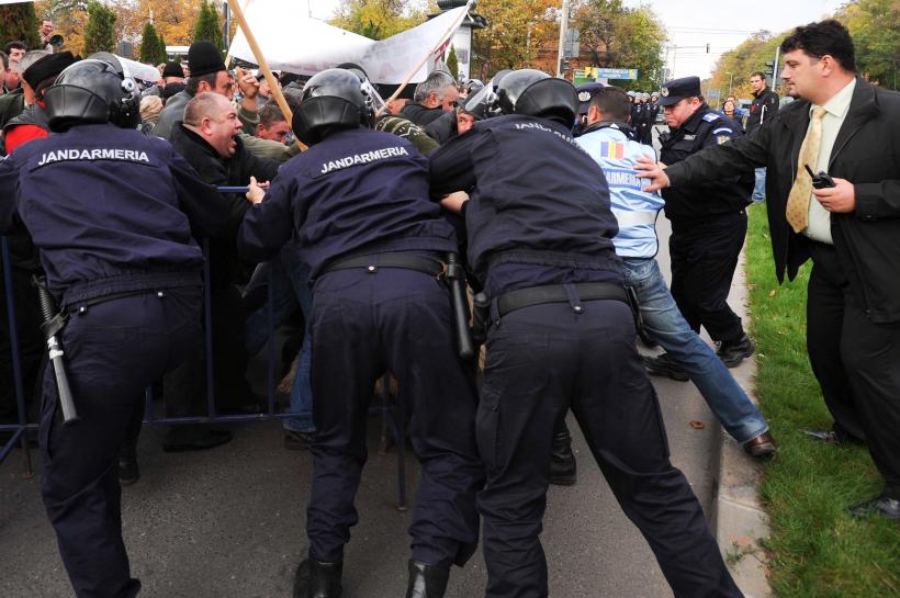 UPDATE Violențe în timpul marşului &quot;Luptă pentru Basarabia&quot;; manifestanţii au încercat să forţeze cordonul de jandarmi