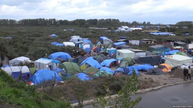 Prima zi de evacuare a &quot;junglei&quot; de la Calais: 2.000 de refugiaţi au părăsit tabăra improvizată 