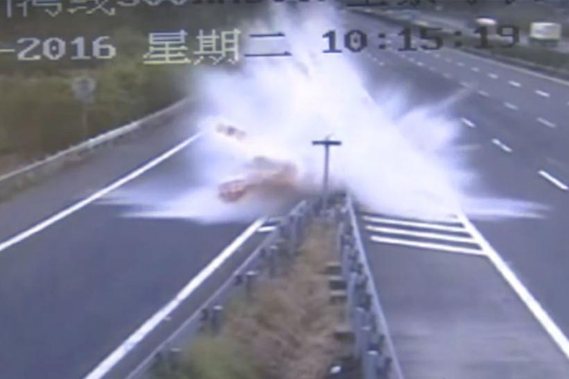 VIDEO - Accident înspăimântător, surprins de o cameră de supraveghere pe o autostradă din China