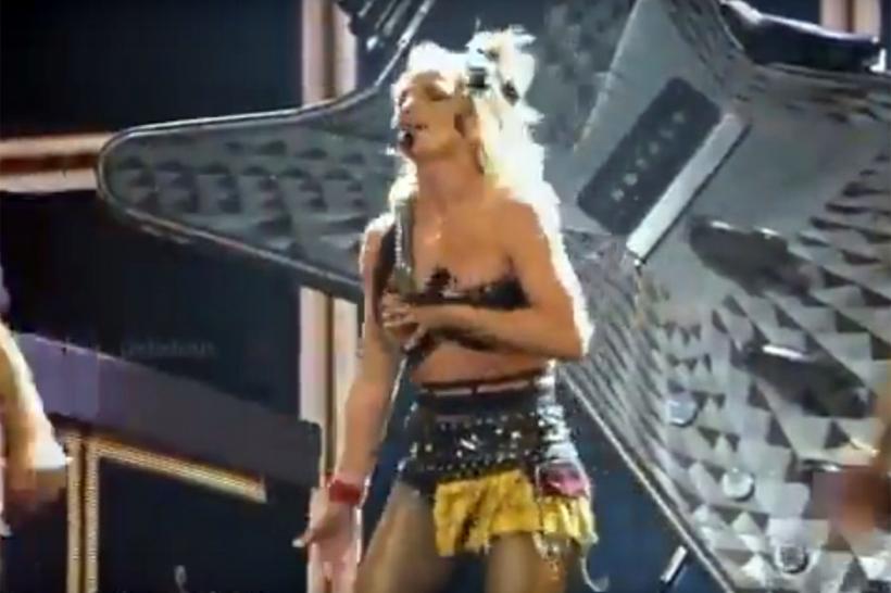 VIDEO - Lui Britney Spears i s-a desfăcut sutienul în plin concert în Las Vegas