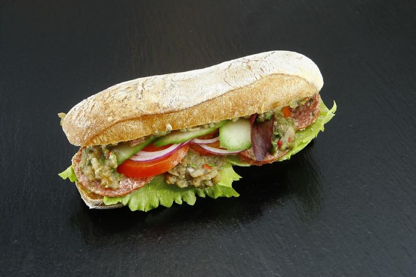 REŢETA ZILEI: Sandwich cu ton