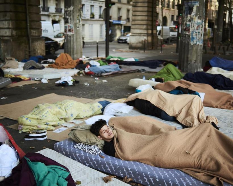 Jungla de la Calais a fost desființată, o parte din migranții evacuați dorm acum pe străzile din Paris