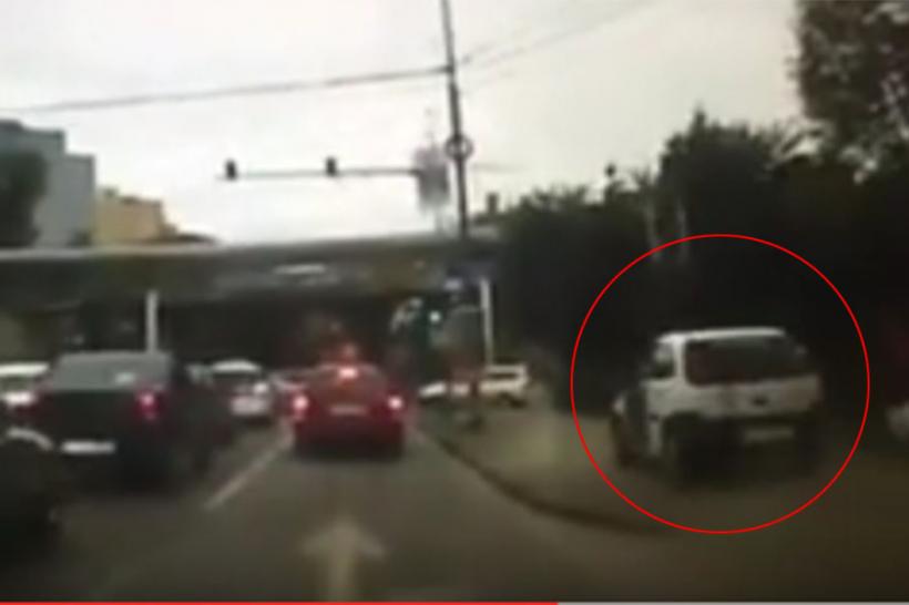 VIDEO - Timișoara: Un șofer nerăbdător a urcat pe trotuar unde a condus cu viteză