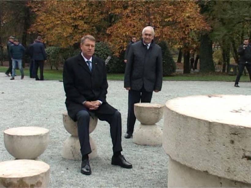 Gafă monumentală Iohannis: Poză șezut la Masa Tăcerii
