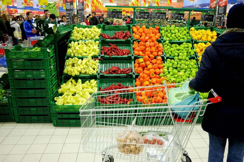 Poliţiştii braşoveni au confiscat peste 3,5 tone de fructe şi legume