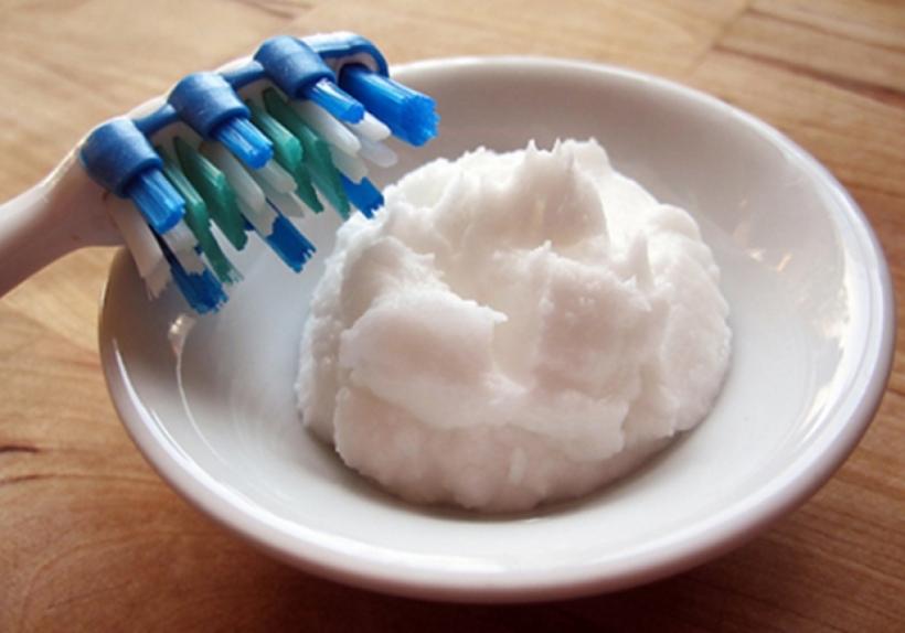 Uimitor! Prepară această pastă de dinţi din coji de ouă şi vei scăpa de cariile dentare!