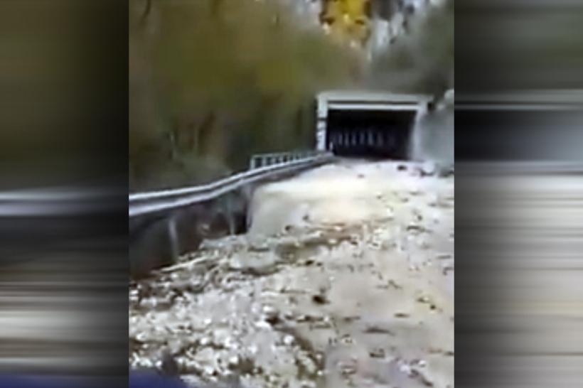 VIDEO - Italia: O alunecare de teren, provocată de cutremurul de duminică, a inundat o şosea