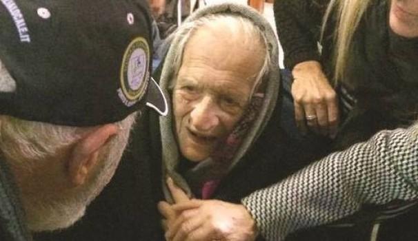 Italia: O femeie de 101 ani a părăsit pentru prima oară satul natal, în urma cutremurelor