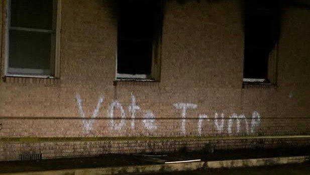 O biserică a comunității de culoare din statul Mississippi a fost incendiată; atacatorii au lăsat mesajul 'Vote Trump'