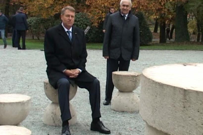 Reacţia lui Iohannis la comentariile legate de fotografia în care acesta stă aşezat la Masa Tăcerii