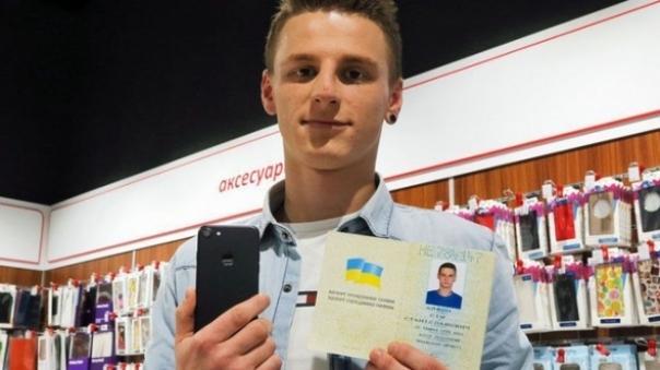 Un tânăr din Ucraina şi-a schimbat numele în &quot;iPhone 7&quot; pentru a câştiga un premiu