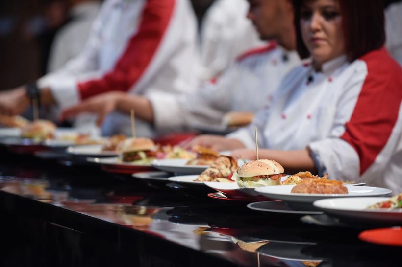 VIDEO. Chefi la cuțite, lider de piață. Chef Scărlătescu a gătit un produs pe care nu îl suportă; Florin Dumitrescu a pierdut un om de finală 18555232