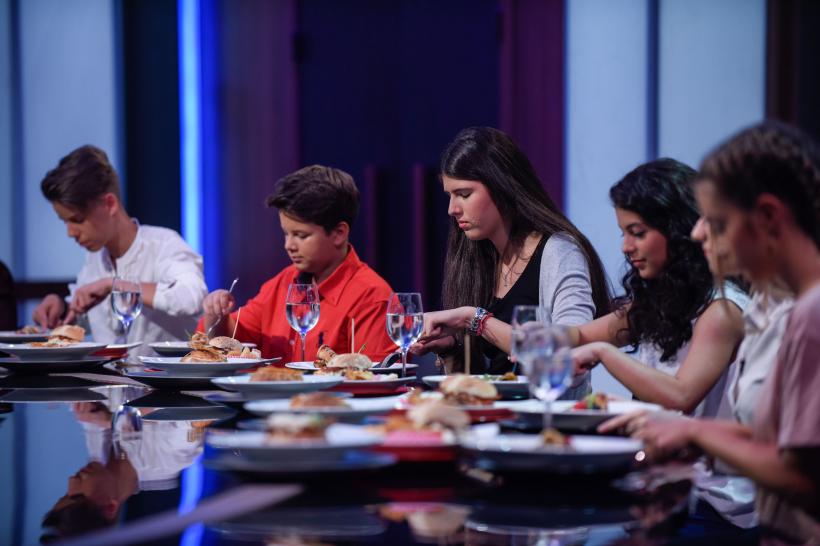 VIDEO. Chefi la cuțite, lider de piață. Chef Scărlătescu a gătit un produs pe care nu îl suportă; Florin Dumitrescu a pierdut un om de finală 18555235