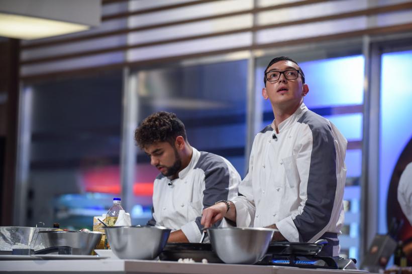 VIDEO. Chefi la cuțite, lider de piață. Chef Scărlătescu a gătit un produs pe care nu îl suportă; Florin Dumitrescu a pierdut un om de finală 18555239