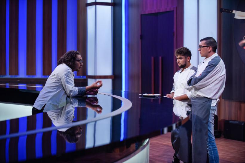 VIDEO. Chefi la cuțite, lider de piață. Chef Scărlătescu a gătit un produs pe care nu îl suportă; Florin Dumitrescu a pierdut un om de finală 18555240