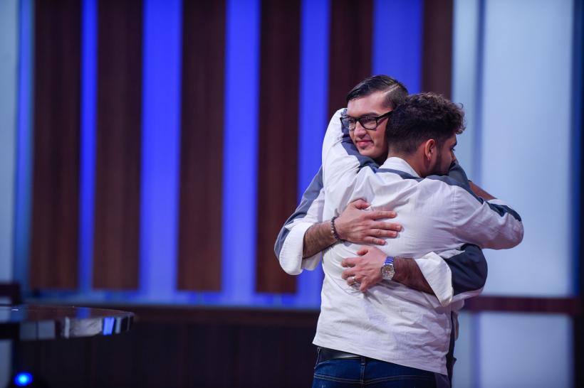 VIDEO. Chefi la cuțite, lider de piață. Chef Scărlătescu a gătit un produs pe care nu îl suportă; Florin Dumitrescu a pierdut un om de finală 18555244