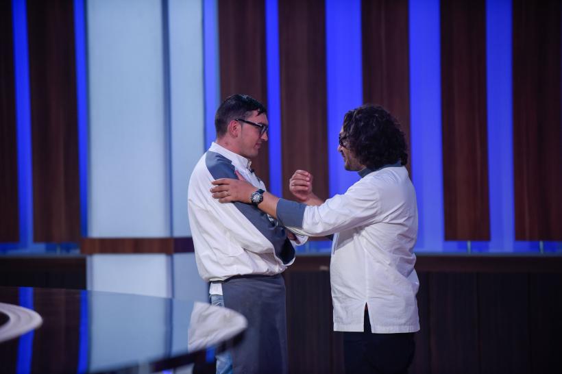 VIDEO. Chefi la cuțite, lider de piață. Chef Scărlătescu a gătit un produs pe care nu îl suportă; Florin Dumitrescu a pierdut un om de finală 18555245